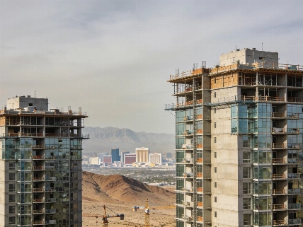 Four Seasons Towers Top Out as Sales Reach $950 Million Vegas Report